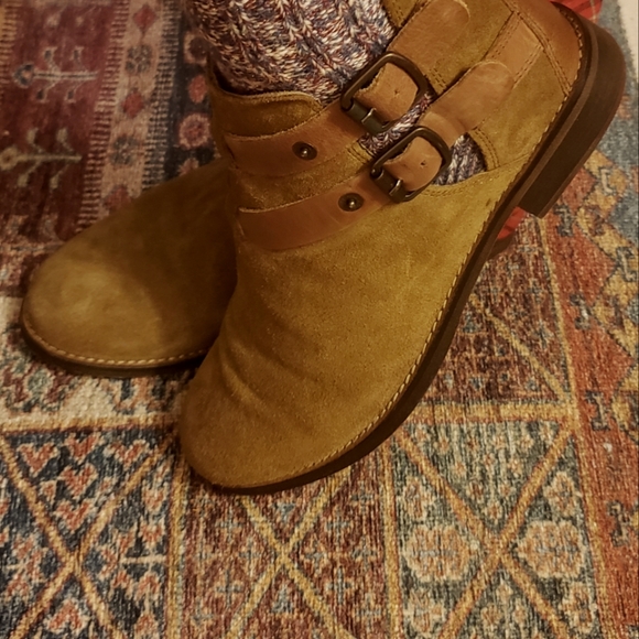 Levi's Nubuck Leather Booties - Picture 6 of 6